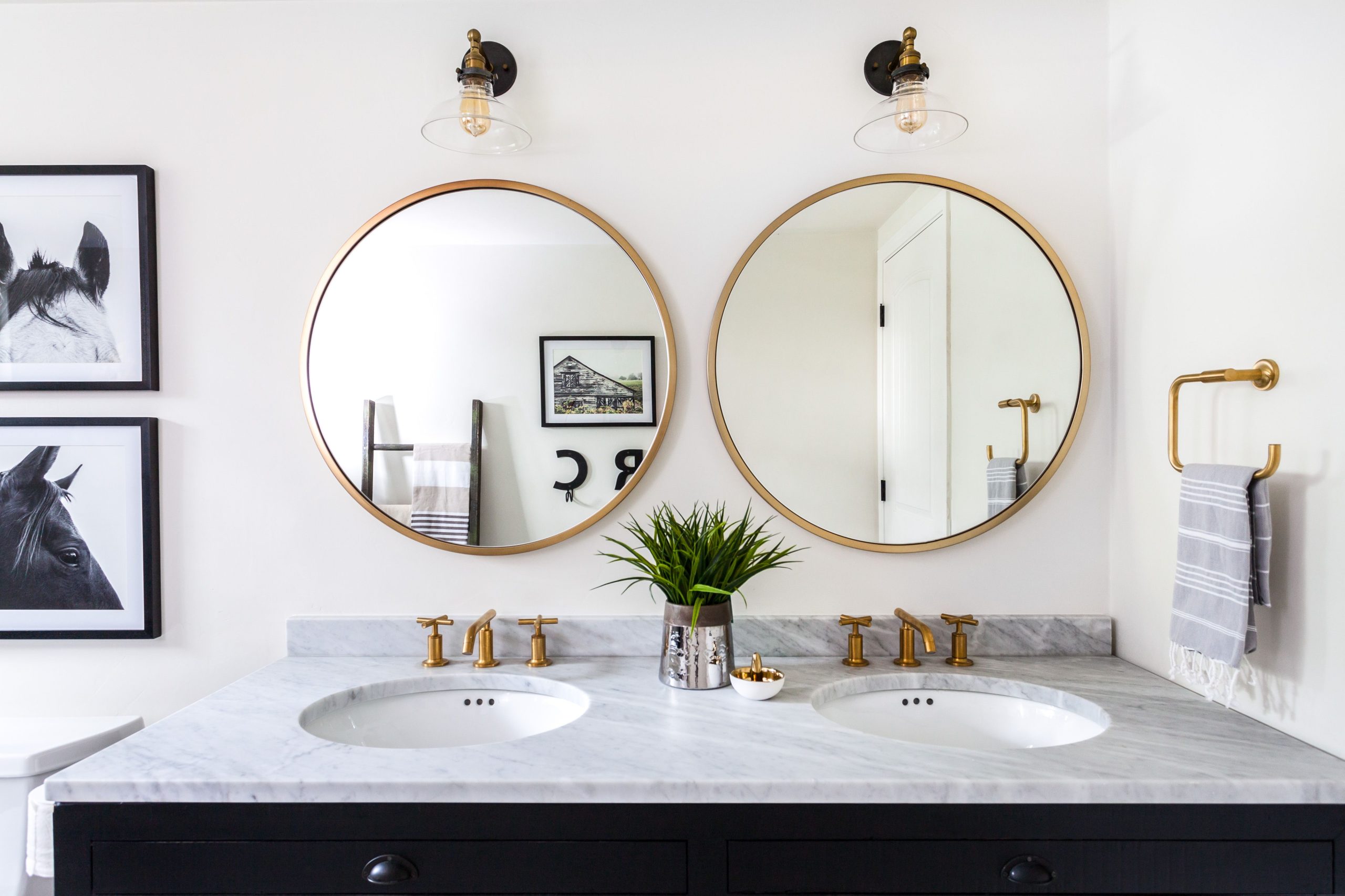 With mirror view. Зеркало в ванную. Дизайнерские зеркала в ванную. Круглое зеркало в ванной. Зеркало в интерьере ванной комнаты.
